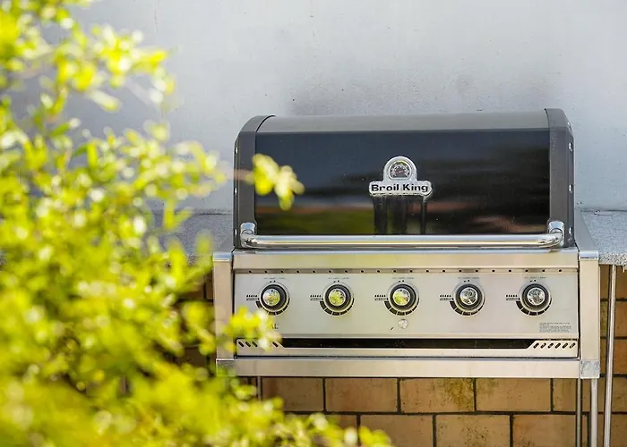 Villa Hidden Gem Near Center- Garden, Outdoor Kitchen, Sauna