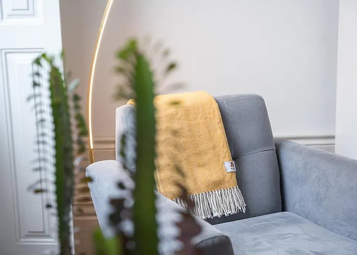 Hidden Gem Near Center- Garden, Outdoor Kitchen, Sauna Villa *