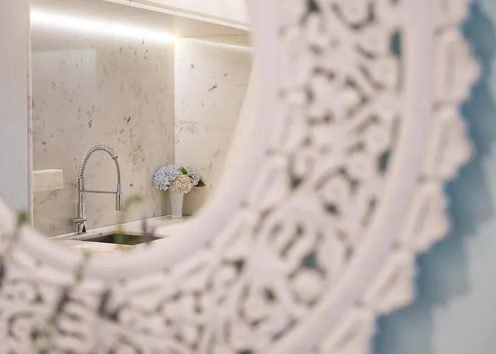 Hidden Gem Near Center- Garden, Outdoor Kitchen, Sauna Villa *